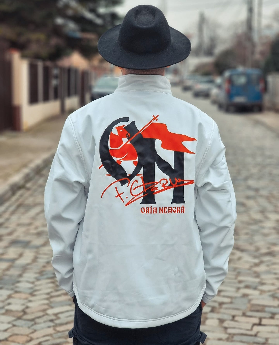 Geaca Alba - Oaia Neagra