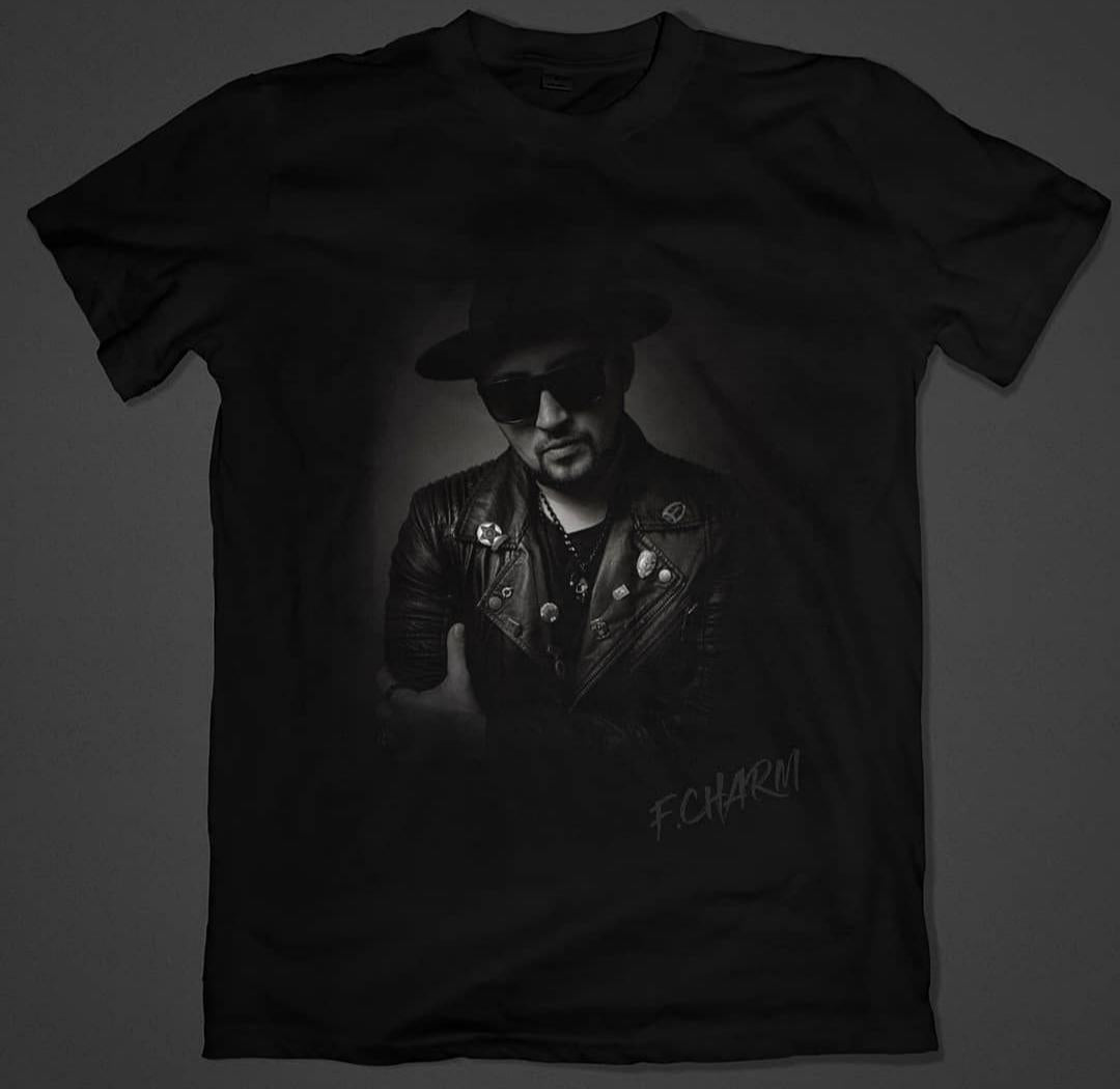 Tricou negru - Portret